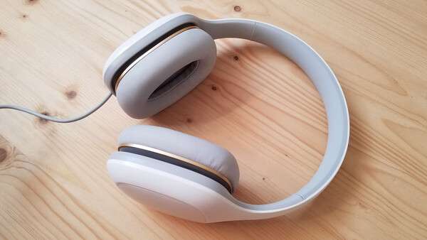 Casque audio posé sur une table claire dans une ambiance musicale calme